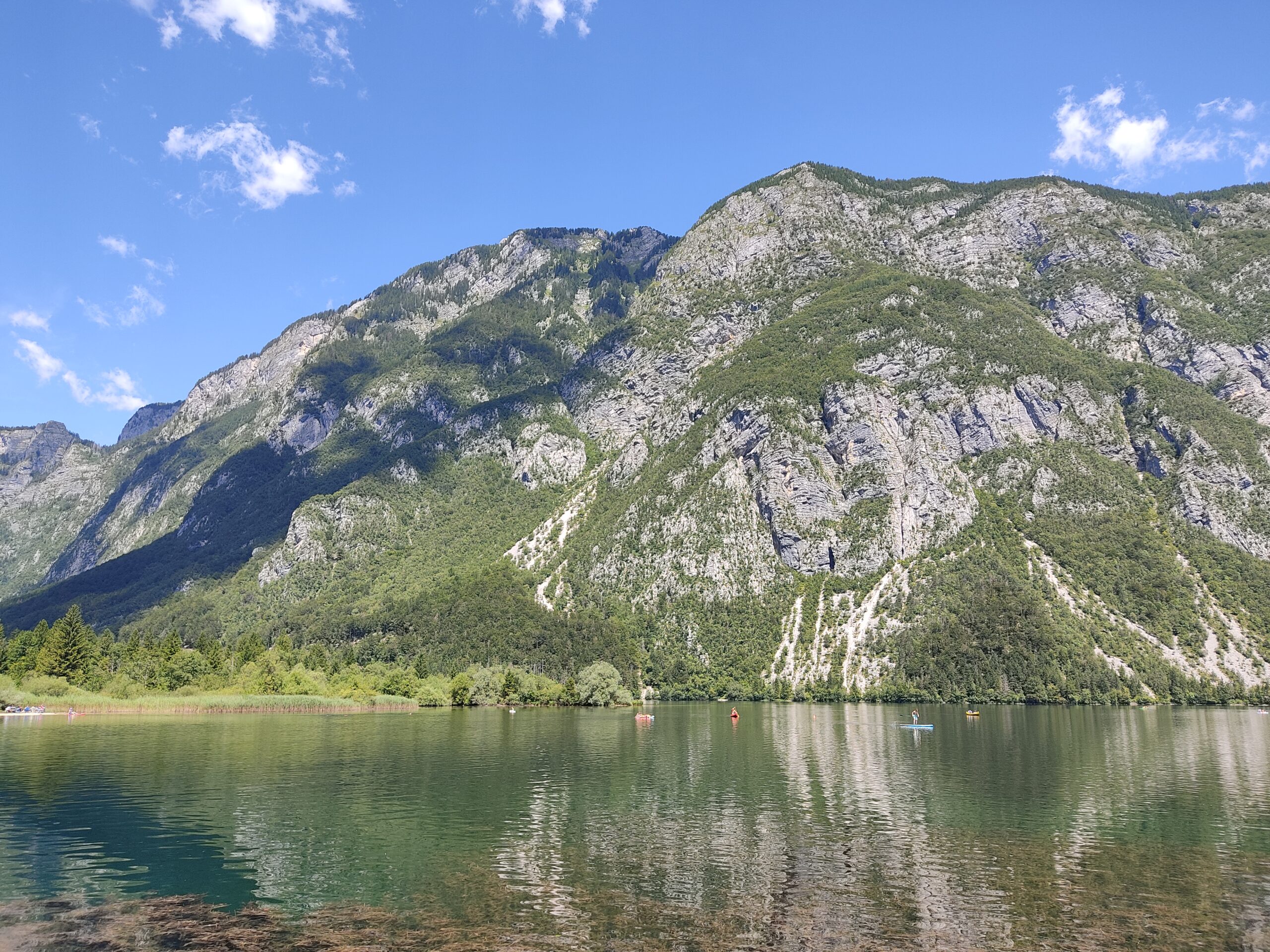 Bohinjsko jezero i planinski krajolik u Sloveniji