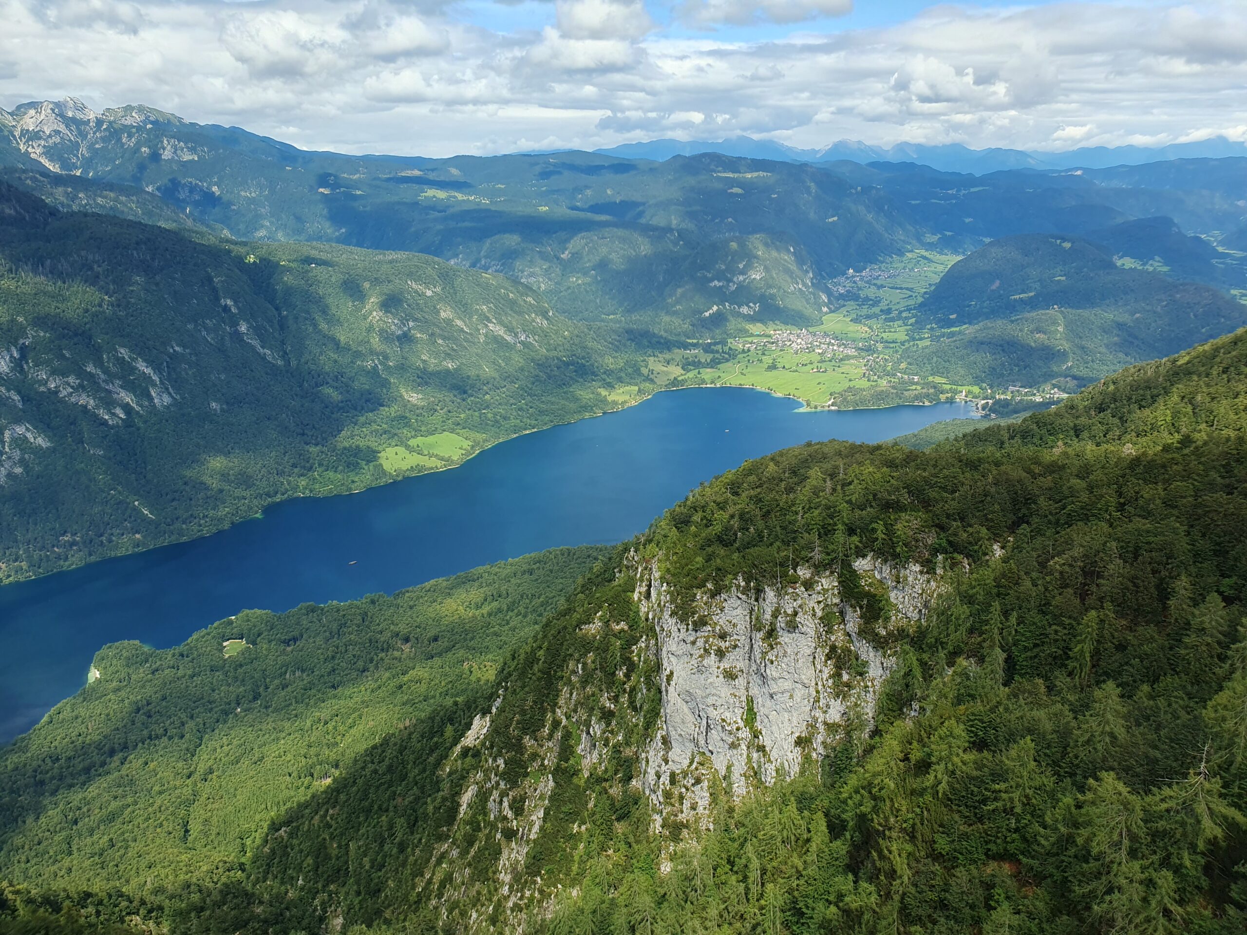 Pogled na Bohinjsko jezero i slovenske Alpe s Vogela