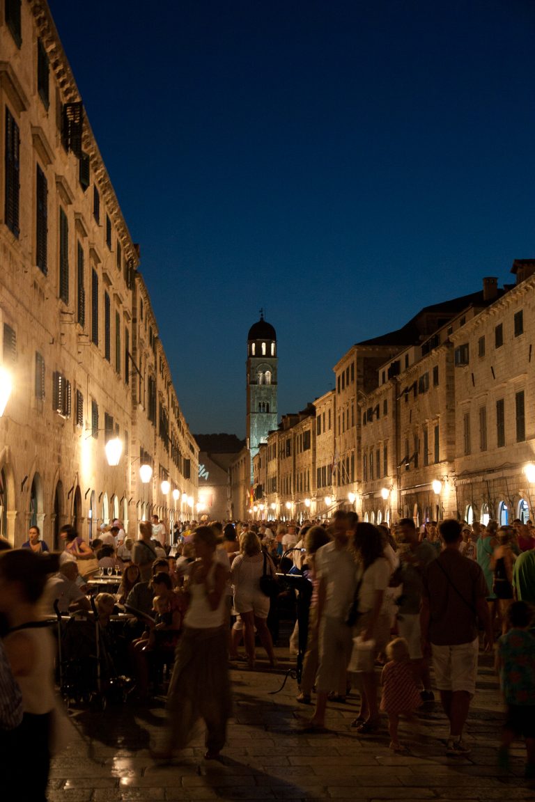 Gužva posjetitelja na Stradunu u Dubrovniku