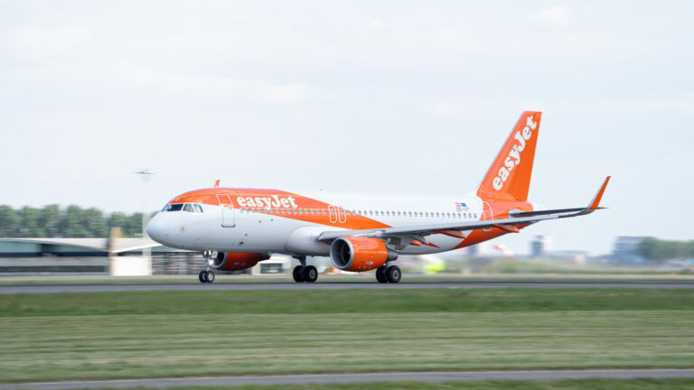Zrakoplov easyJeta Airbus A320 u polijetanju
