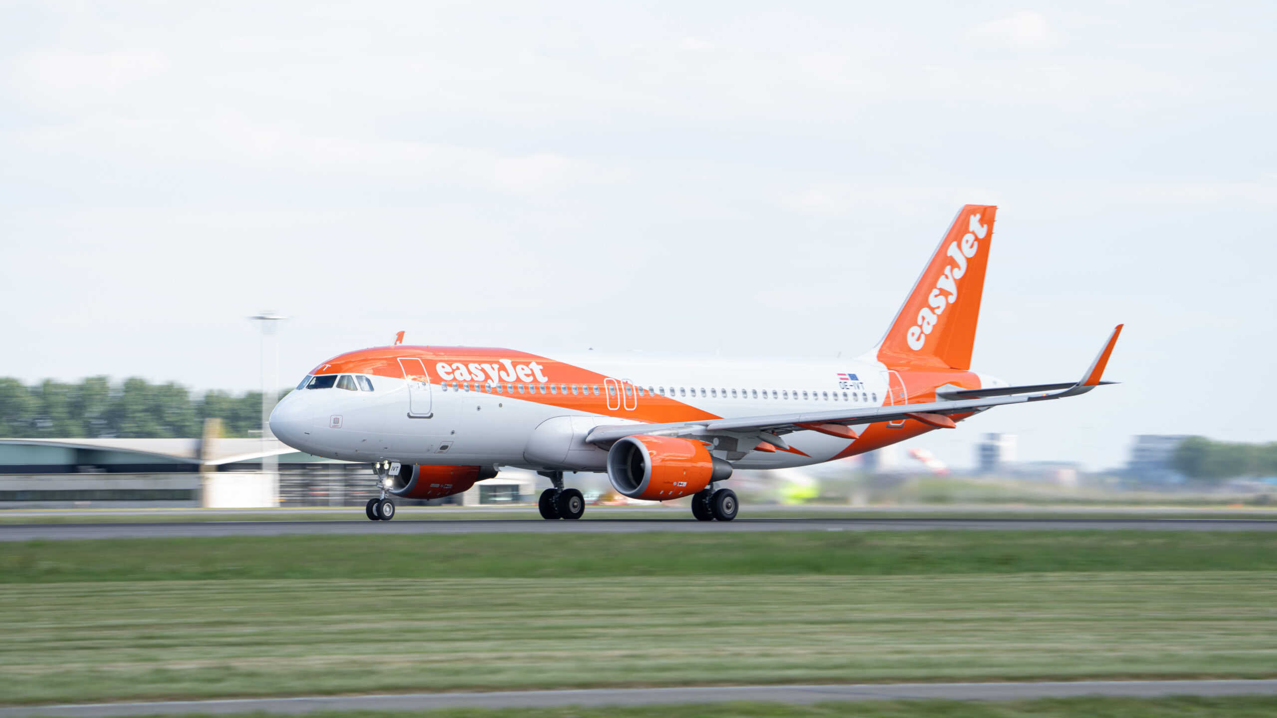 Zrakoplov easyJeta Airbus A320 u polijetanju