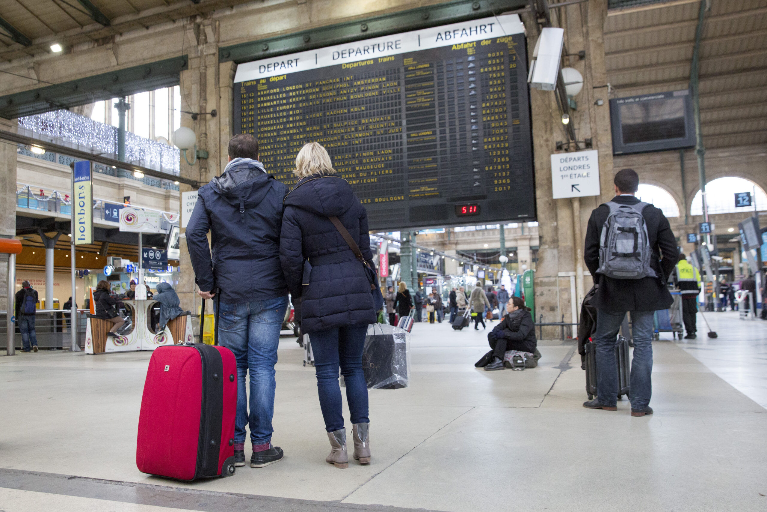 Putnici promatraju informacijski zaslon na kolodvoru Paris Nord