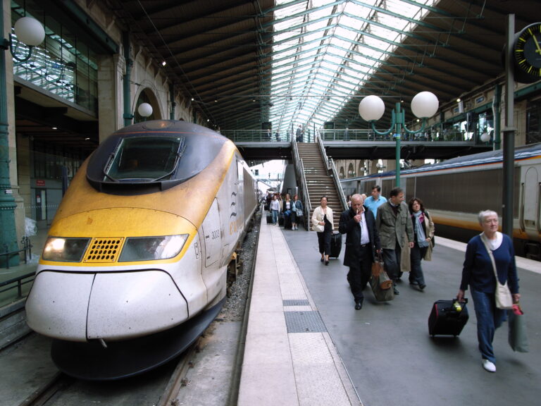 Putnici izlaze iz vlaka Eurostar na pariškom kolodvoru Gare du Nord