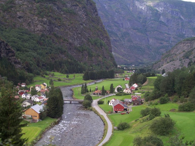 Pogled iz vlaka Flåmske željeznice na dolinu u Norveškoj