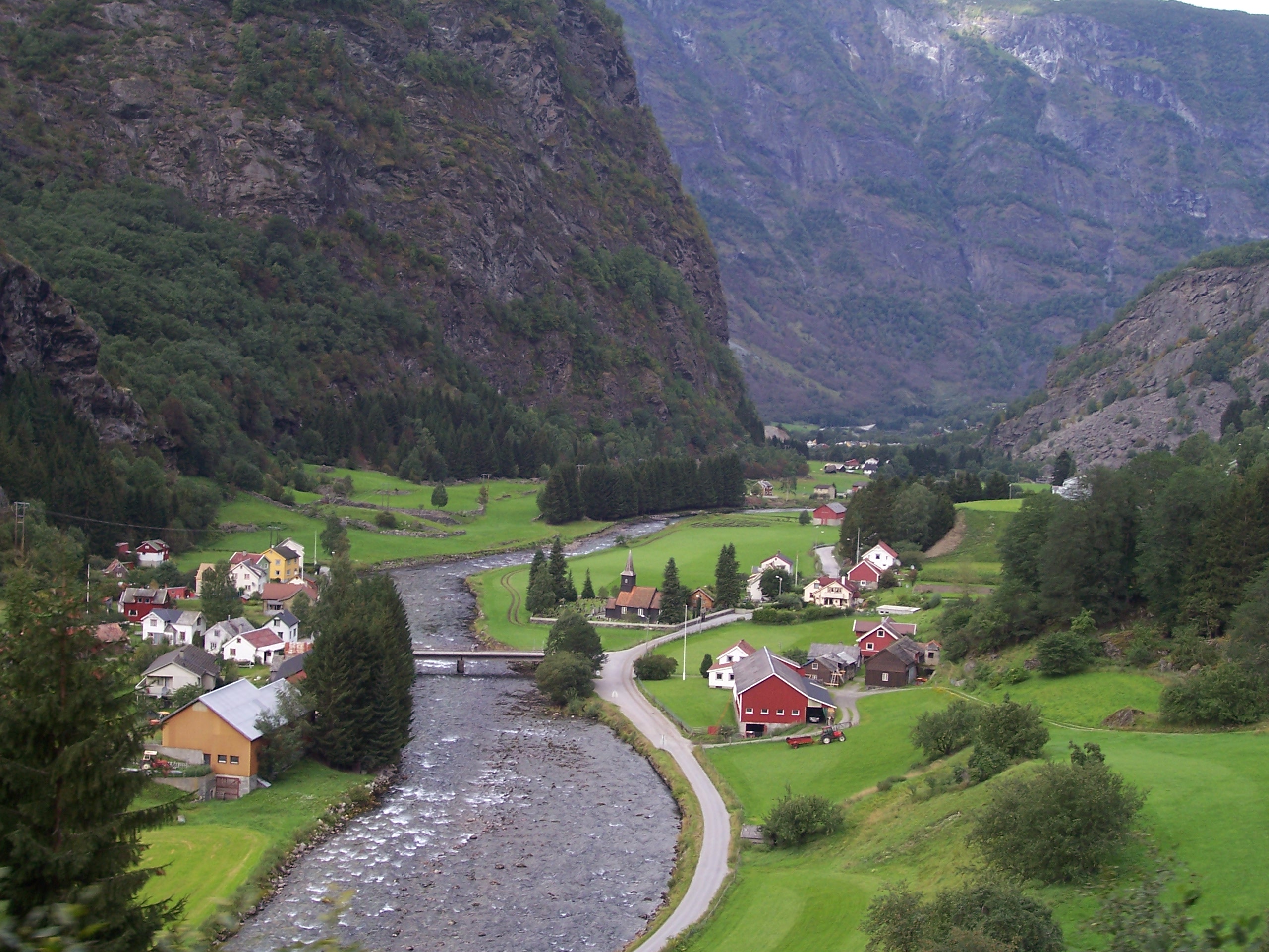Pogled iz vlaka Flåmske željeznice na dolinu u Norveškoj