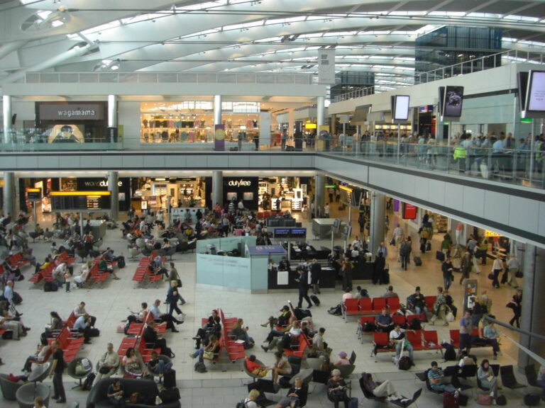 Putnici u putničkoj zoni terminala 5 zračne luke Heathrow u Londonu