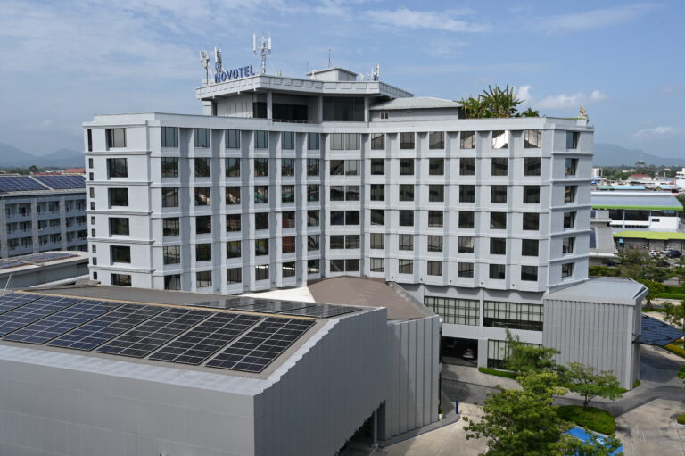Moderni hotel s krovnim solarnim panelima