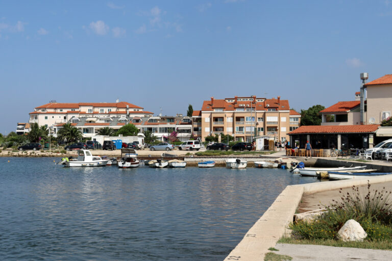 Apartmanske kuće uz obalu u Medulinu