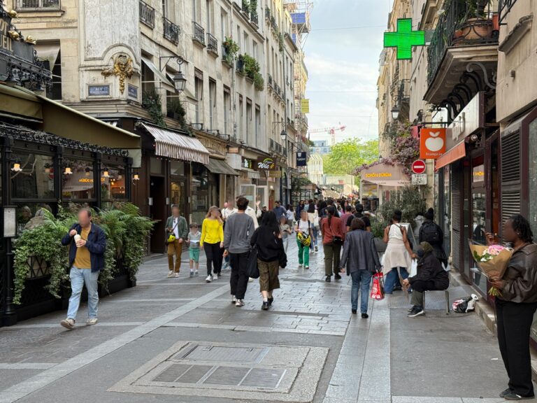 Pješaci i lokalni lokali u pariškoj ulici Rue Montorgueil