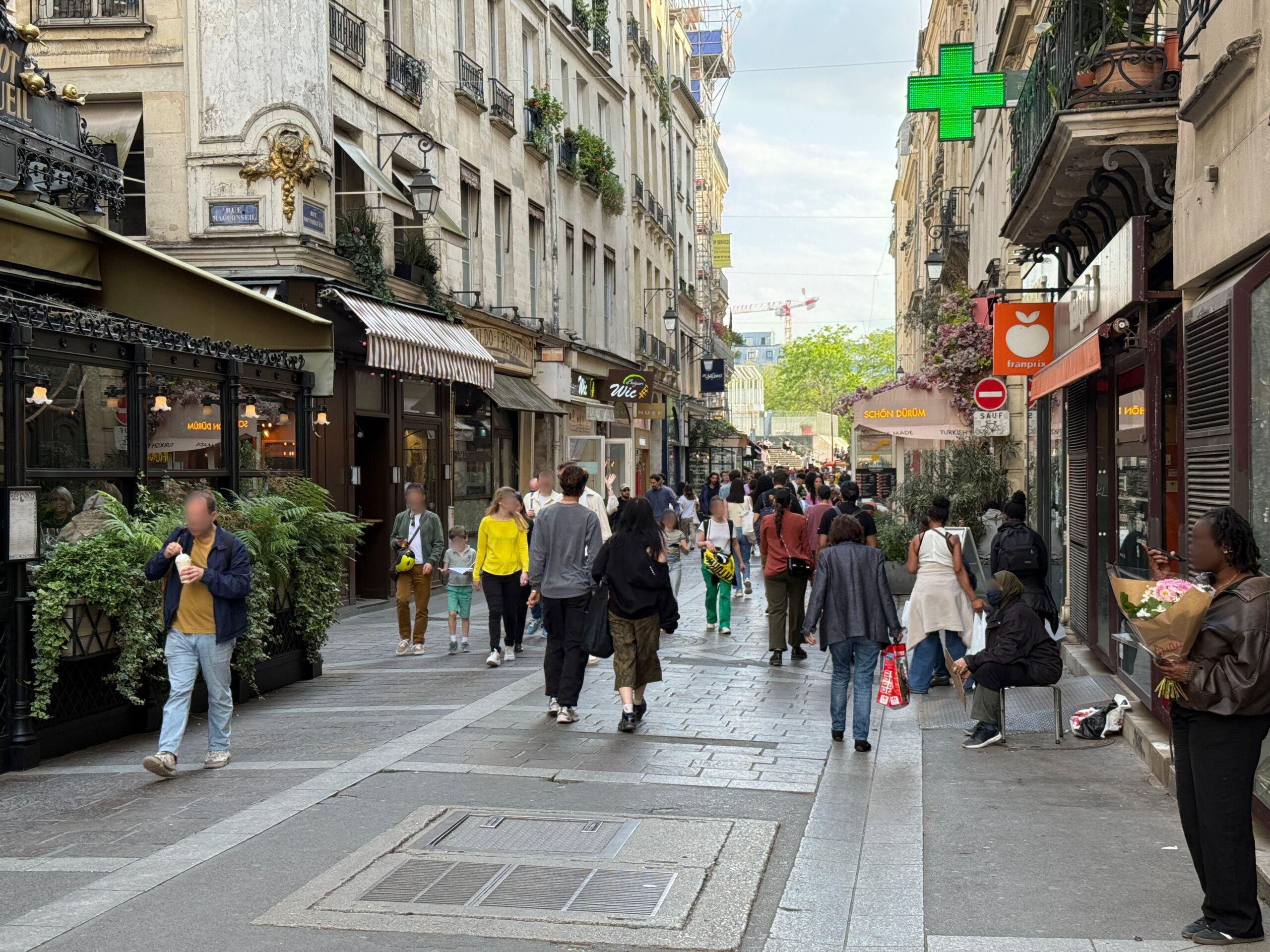 Pješaci i lokalni lokali u pariškoj ulici Rue Montorgueil