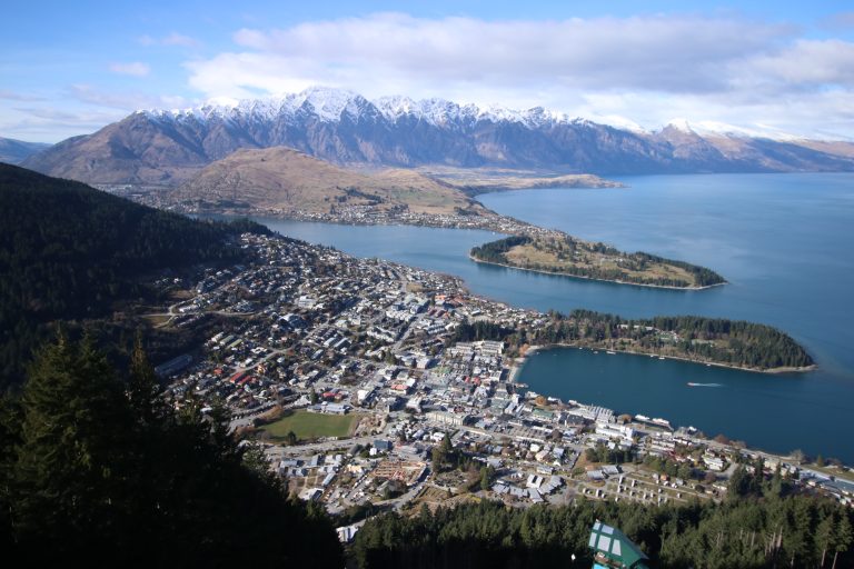 Pogled na Queenstown i jezero Wakatipu na Novom Zelandu