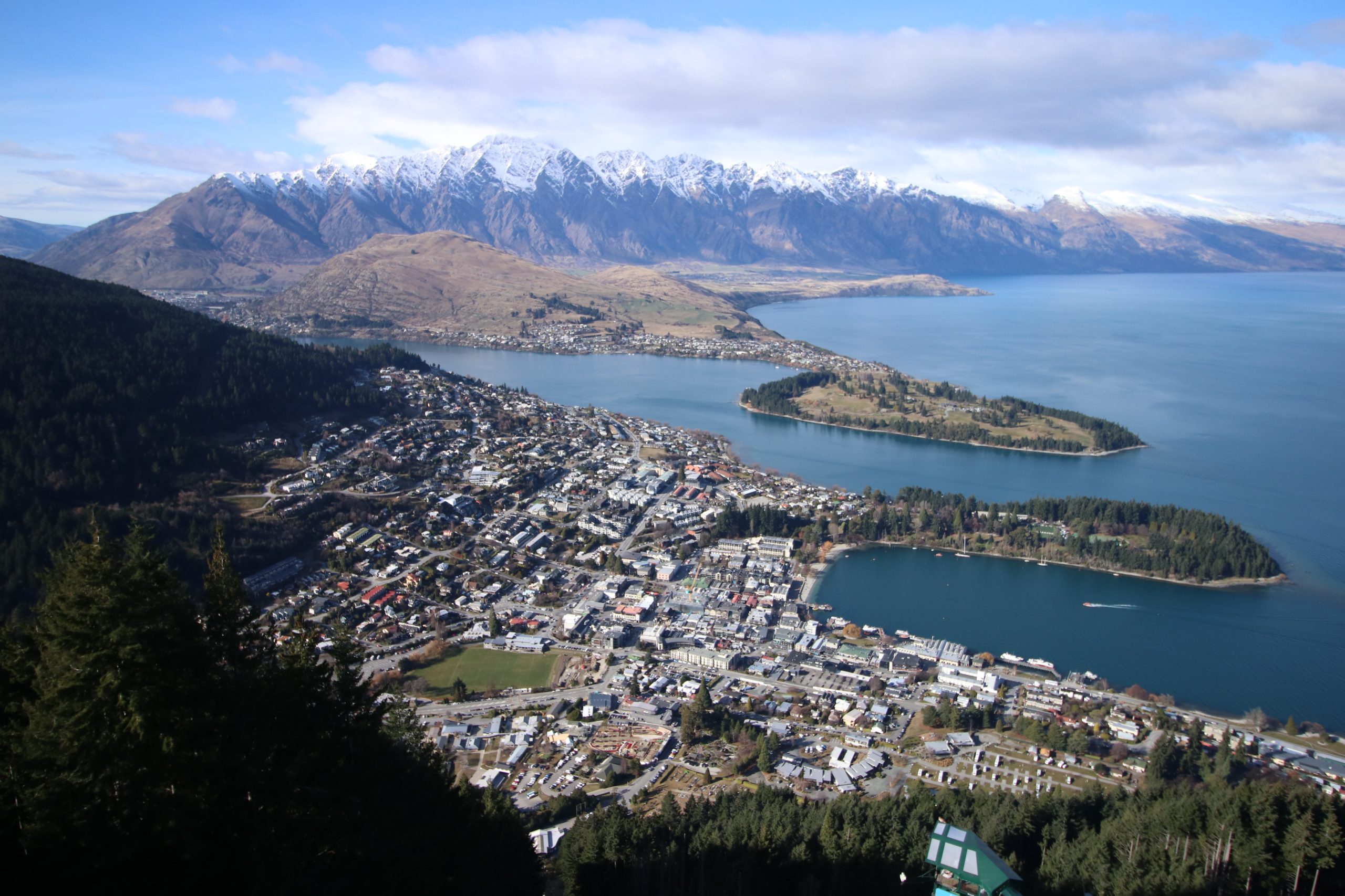 Pogled na Queenstown i jezero Wakatipu na Novom Zelandu