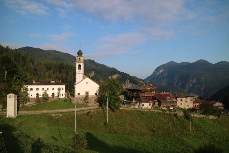 Povijesna jezgra mjesta Sauris di Sotto u talijanskim Alpama