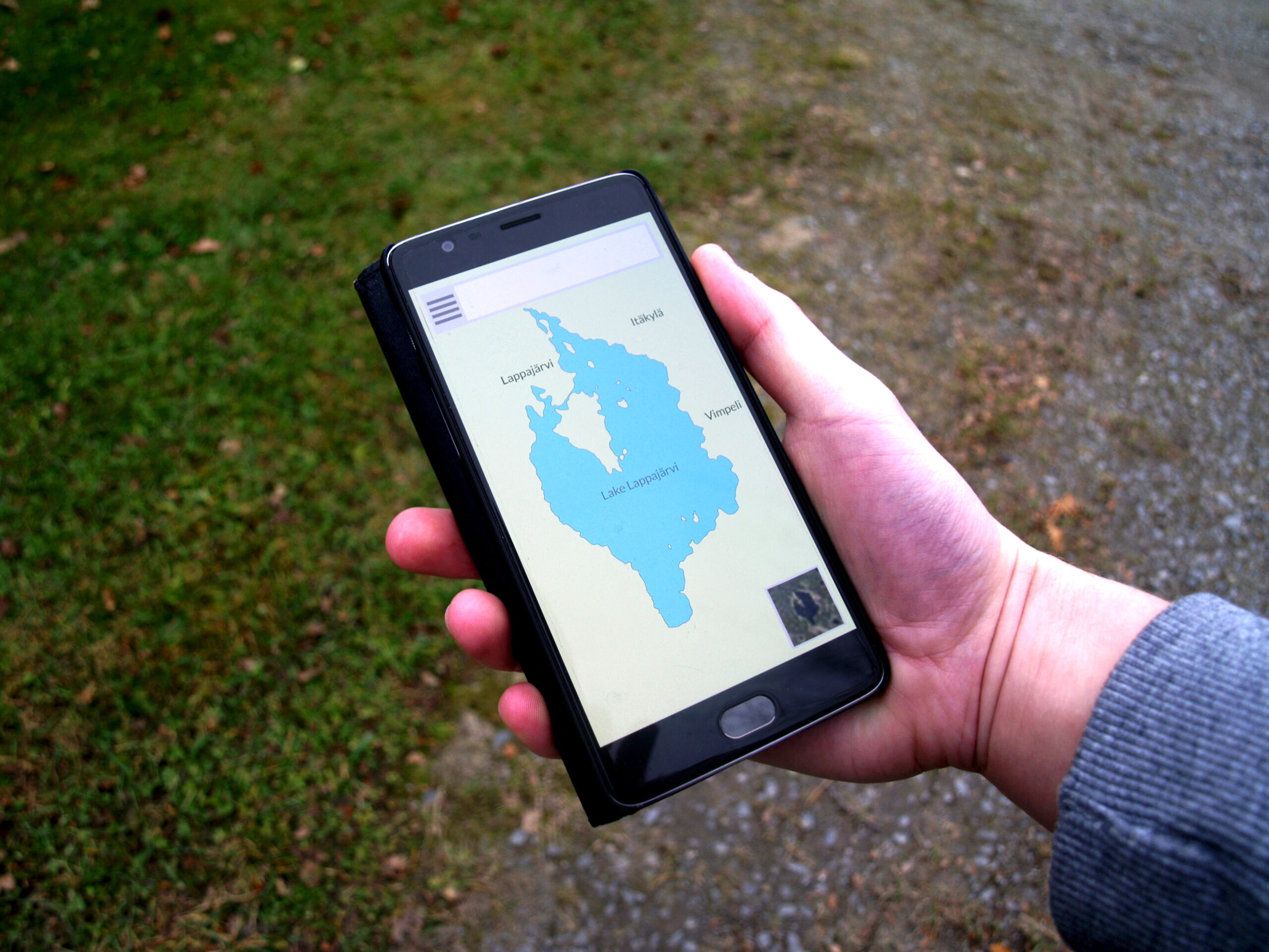 Pametni telefon s otvorenom navigacijskom kartom