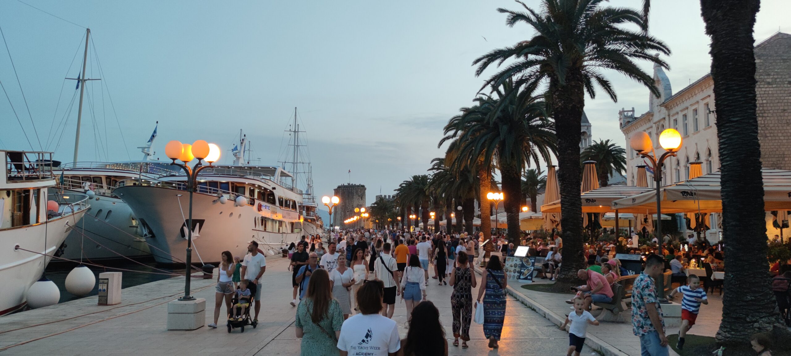 Turisti na rivi u Trogiru tijekom ljetne večeri